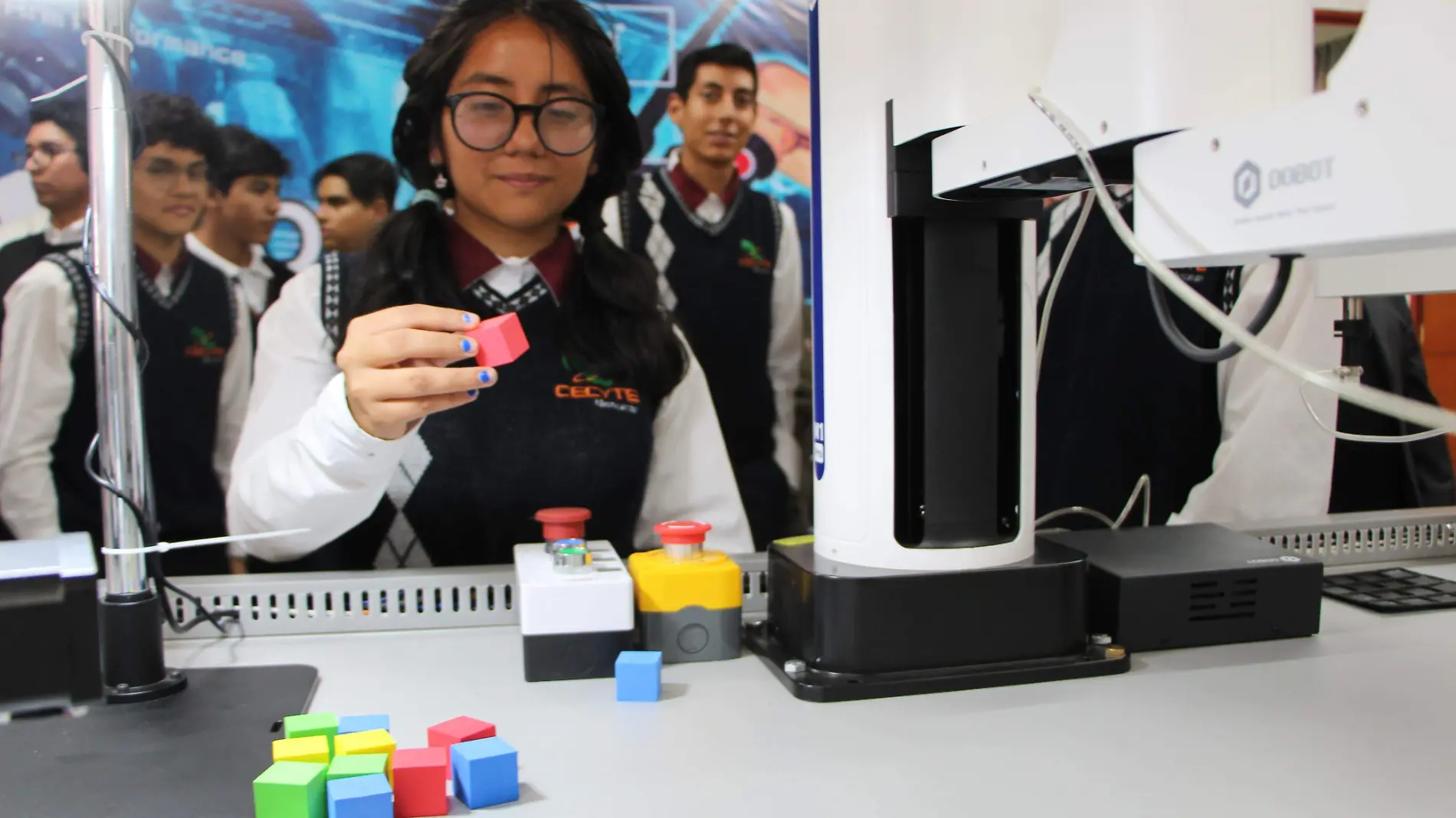 Estudiantes del cecytem con equipo de robótica